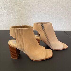 Vince Camuto beige nude sandal heel 7.5